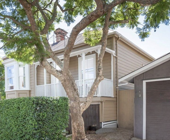 The Ponsonby Psychology villa at 7 Fitzroy Street, behind a tree and hedge